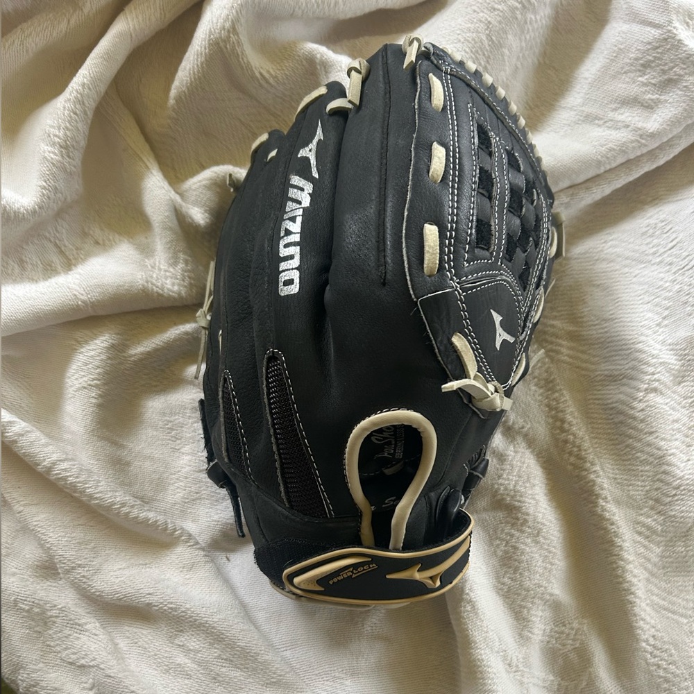 Mizuno 13 in GPM 1303 right hand throwing softball glove.